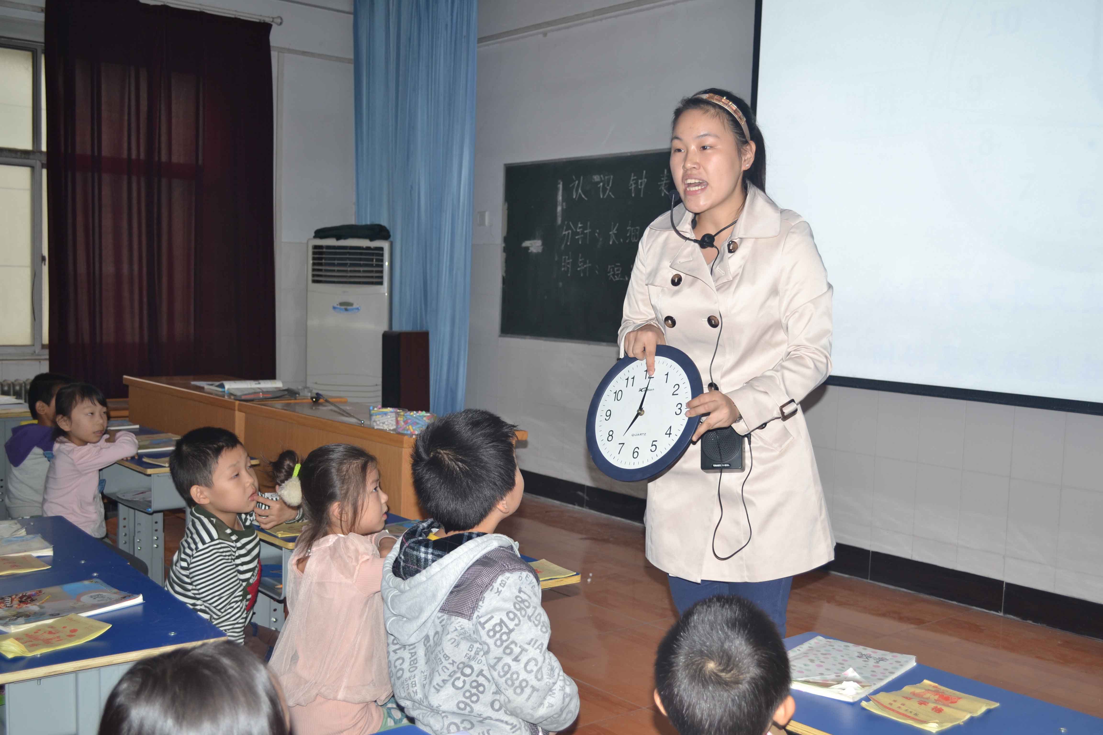 李静静老师执教《认识钟表》一课